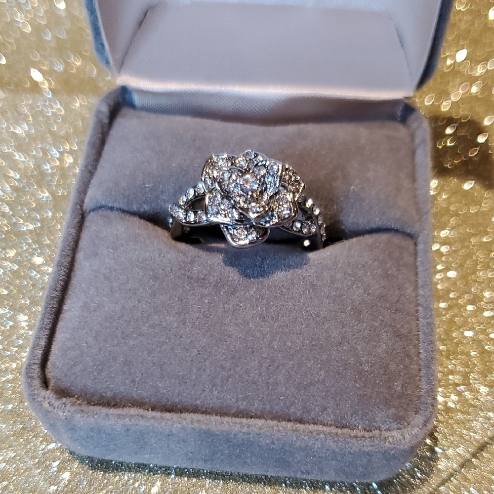 Elegant Silver Floral Ring - Picture 2 of 6